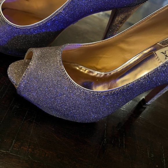 Badgley Mischka Women's Humbie IV Peep-Toe Pump 7 - Picture 4 of 9